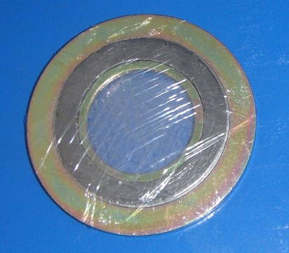 Spiral wound gasket with inner and outer ring